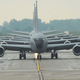 Varios Boeing KC-135R reacondicionados en pista.